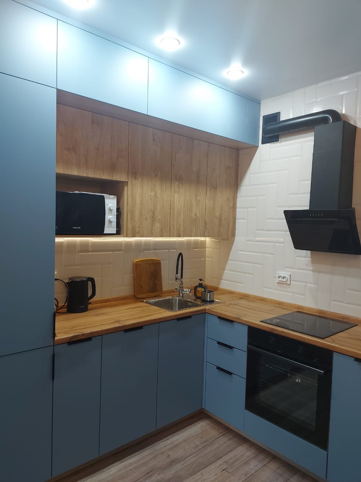 Угловая кухня в стиле лофт с насыщенно-голубыми фасадами - фото - 1