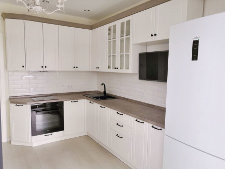 Белая угловая кухня в стиле неоклассика - фото - 2