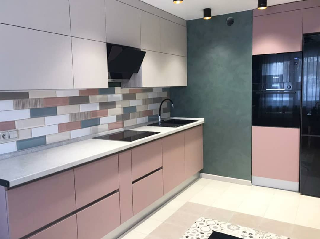 Современный кухонный гарнитур в трендовом розовом цвете - фото - 1