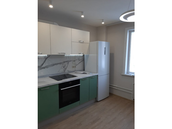 Угловая современная кухня с зелеными фасадами для молодой семьи в новую квартиру - фото - 1