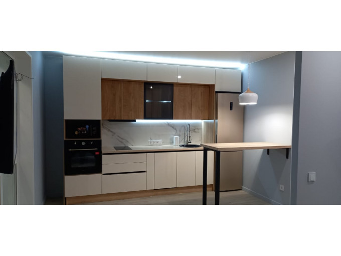 Светлая кухня с подсветкой - фото - 1