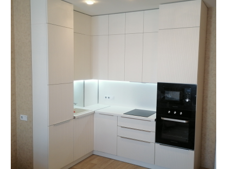 Белая кухня с рифлеными фасадами - фото - 9