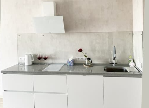 Белая кухня со стеклянным фартуком - фото - 2