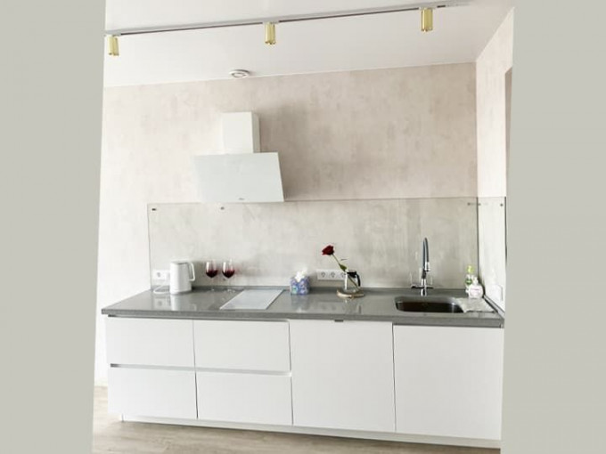 Белая кухня со стеклянным фартуком - фото - 1