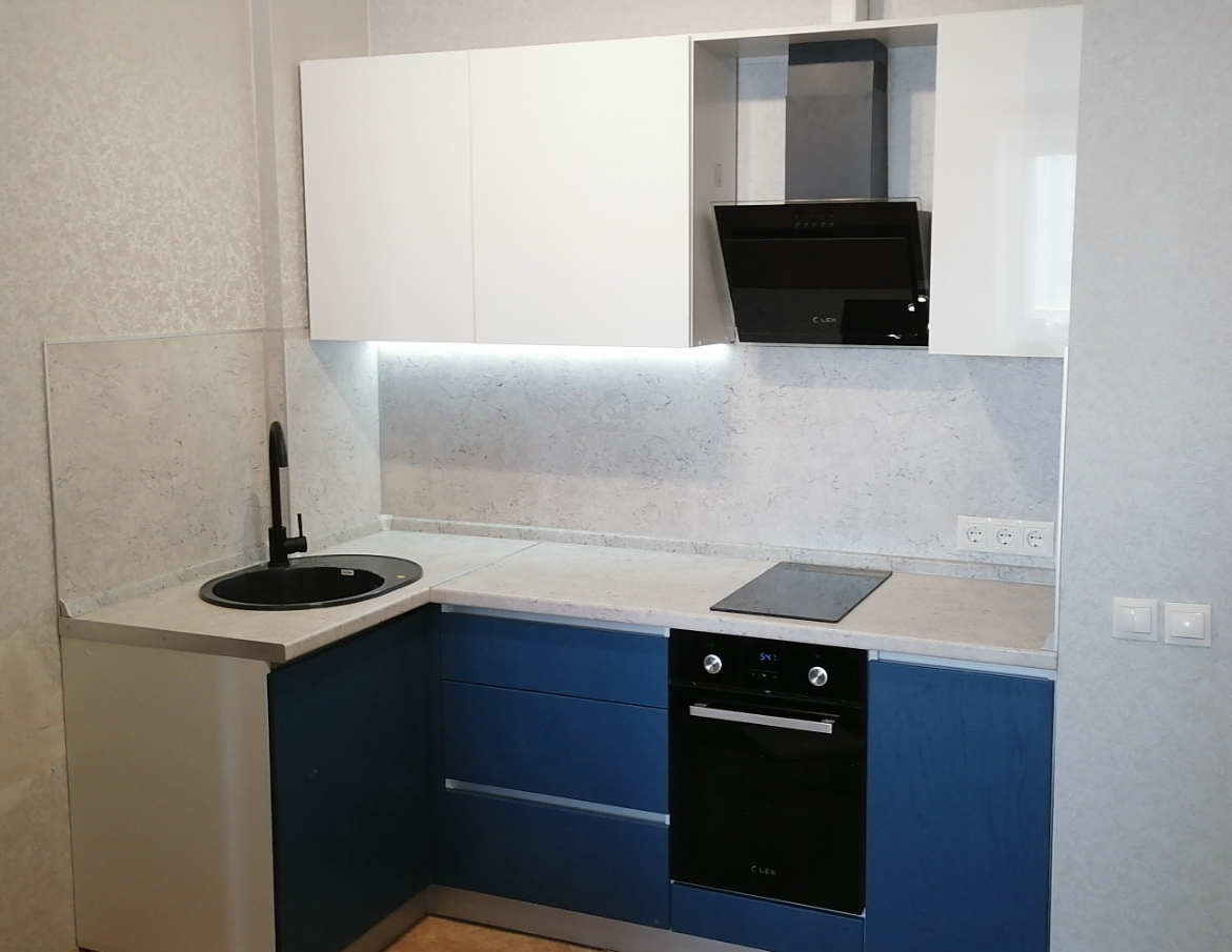 Небольшая синяя кухня - фото - 1