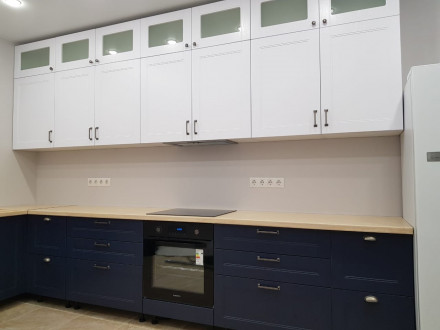 Неоклассическая кухня с контрастными синими фасадами и белым верхом - фото - 9