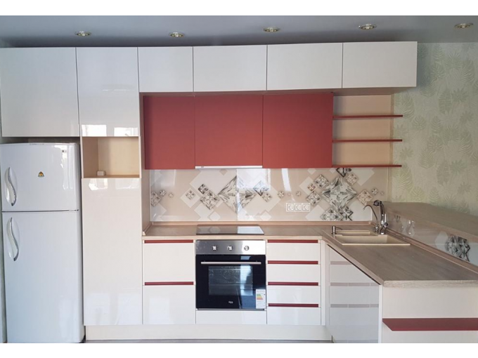 Современная белая кухня с ярким красным декором - фото - 5