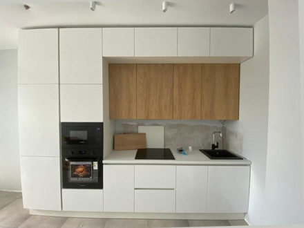 Белая кухня под потолок в  трендовом сочетании белых фасадов и дерева - фото - 1