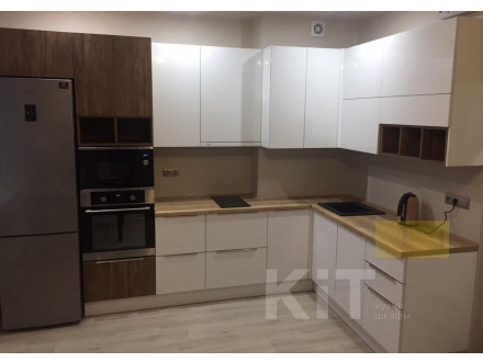 Белая, угловая кухня кухня с древесными фасадами и открытыми полками для хранения - фото - 1
