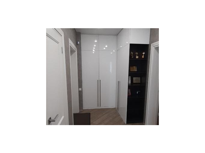 Шкаф встроенный, до потолка с распашными дверями - фото - 1