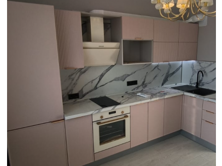 Современный кухонный гарнитур с рифлёными фасадами в трендовом розовом цвете - фото - 1