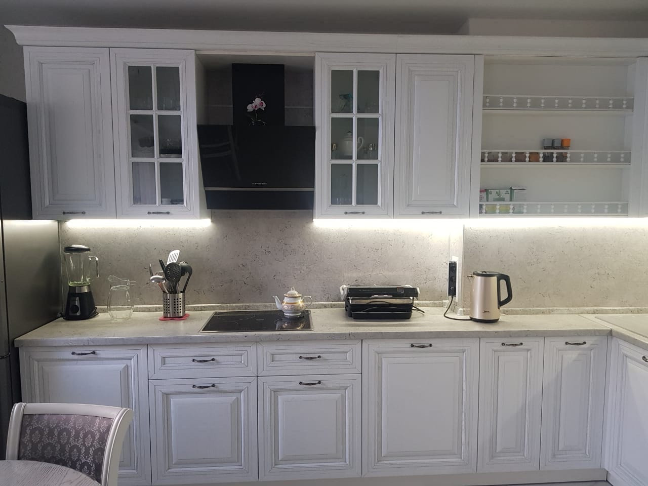 Белая кухня в классическом стиле с открытыми полками - фото - 4