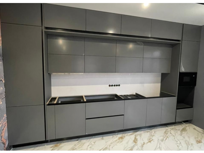 Кухня серого цвета прямая в современном стиле - фото - 3