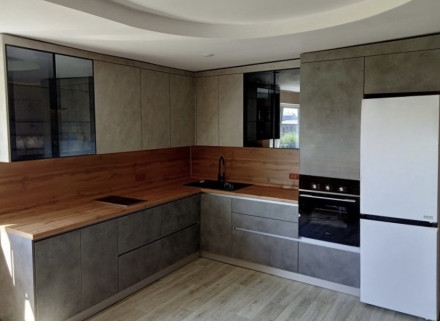 Кухня в стиле лофт с фасадами под бетон - фото - 2