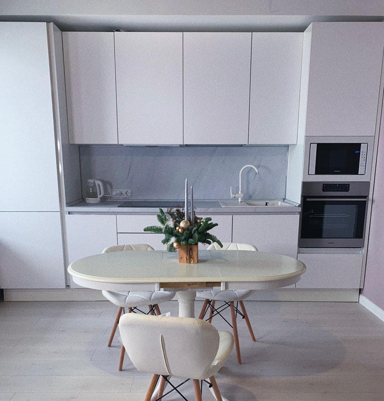 Белая современная кухня с двумя пеналами по бокам для встроенной техники - фото - 1