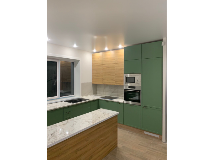Неоклассическая угловая кухня с яркими зелеными фасадами - фото - 2