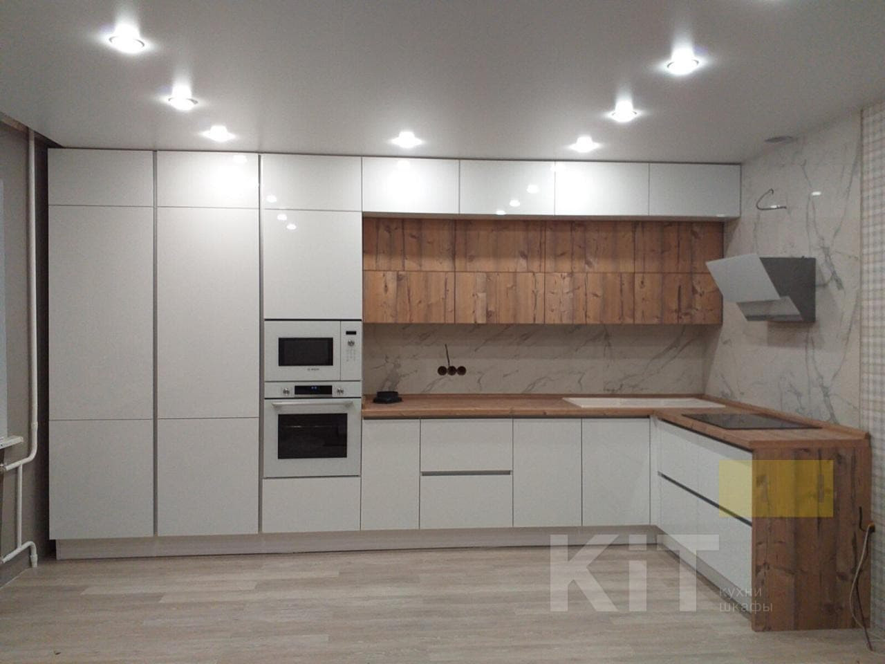Современная белая угловая кухня с тройным пеналом - фото - 1