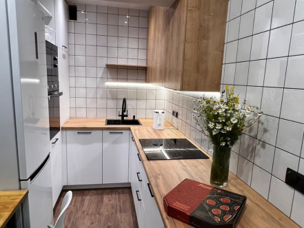 Неоклассическая П-образная кухня в помещение со сложной геометрией - фото - 1