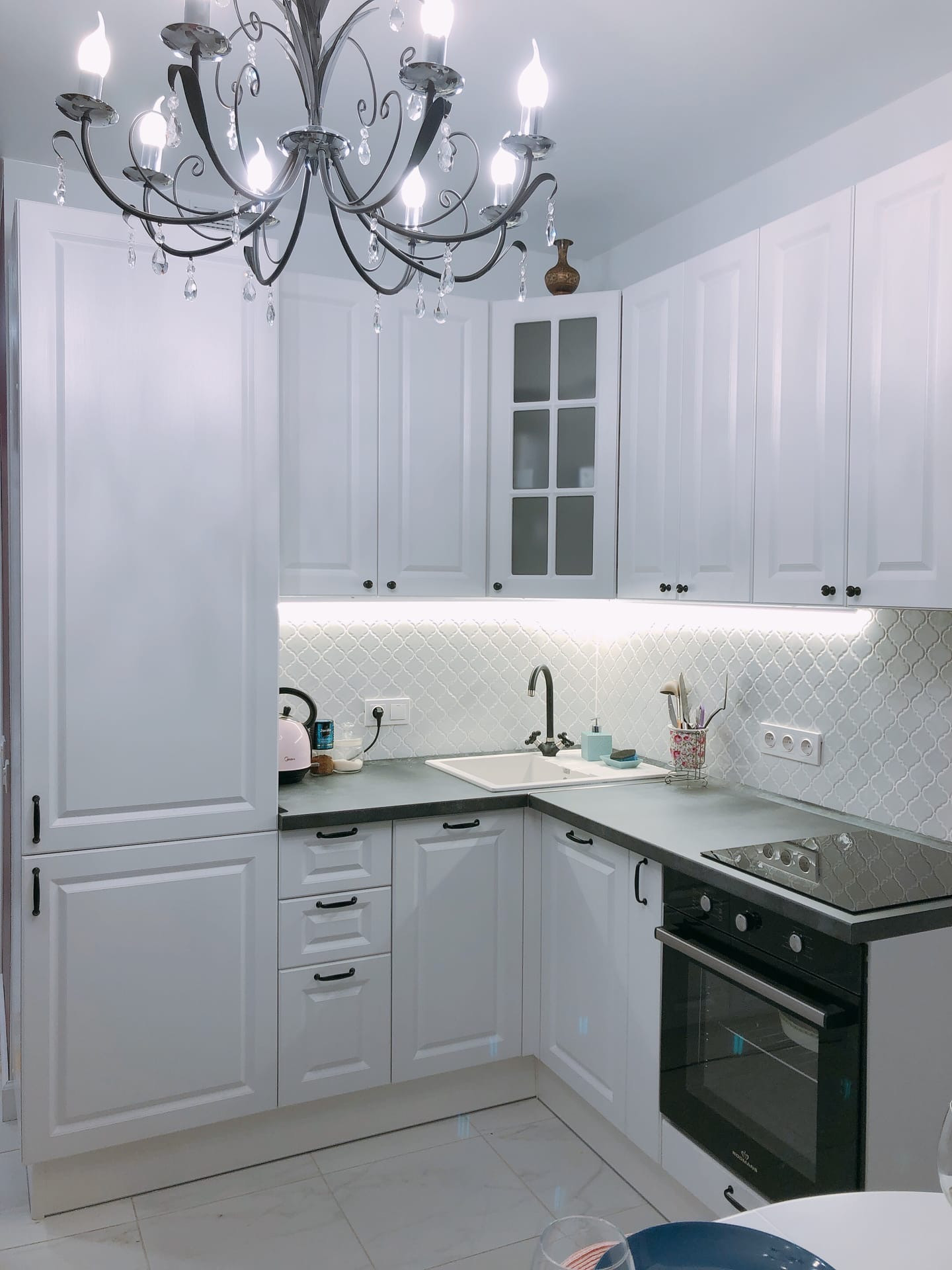 Белая угловая мини-кухня в стиле неоклассика - фото - 1