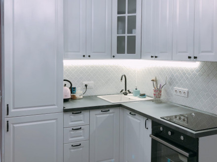Белая угловая мини-кухня в стиле неоклассика - фото - 1