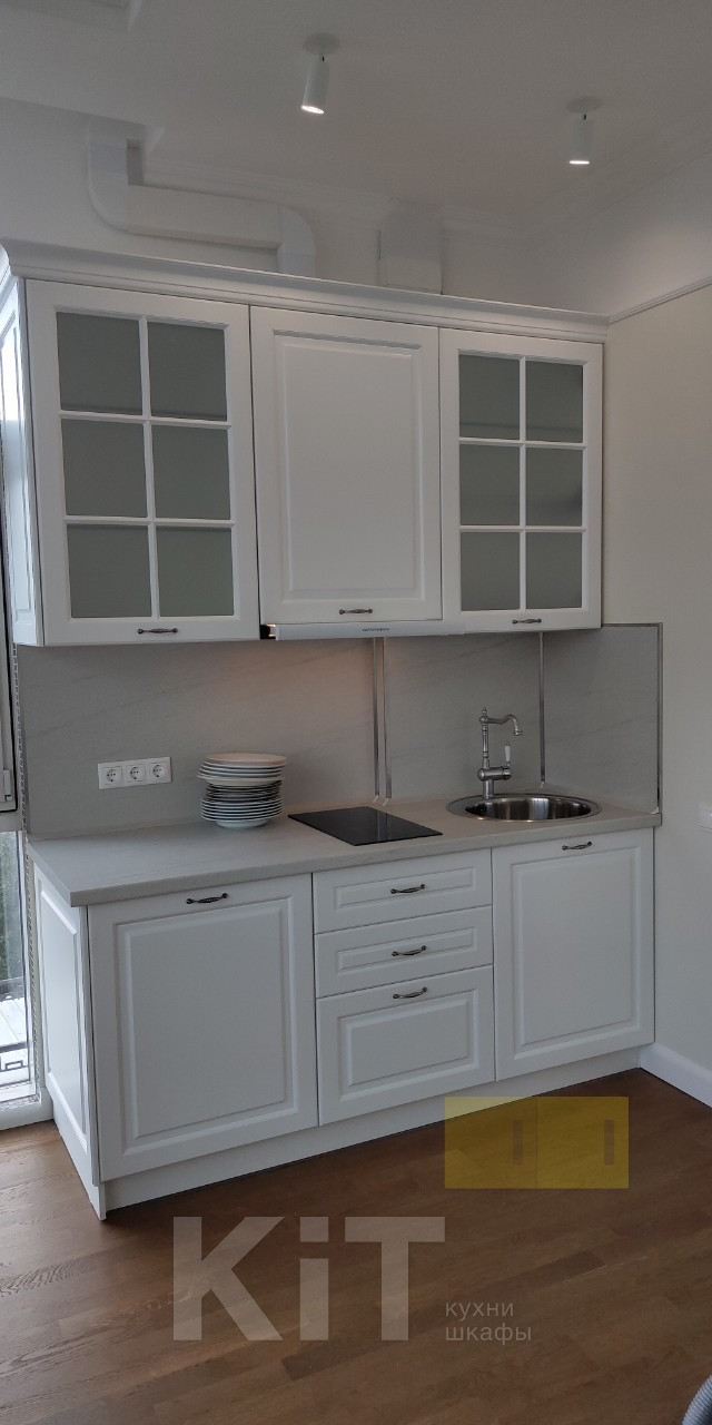 Белая мини-кухня в стиле неоклассика - фото - 1
