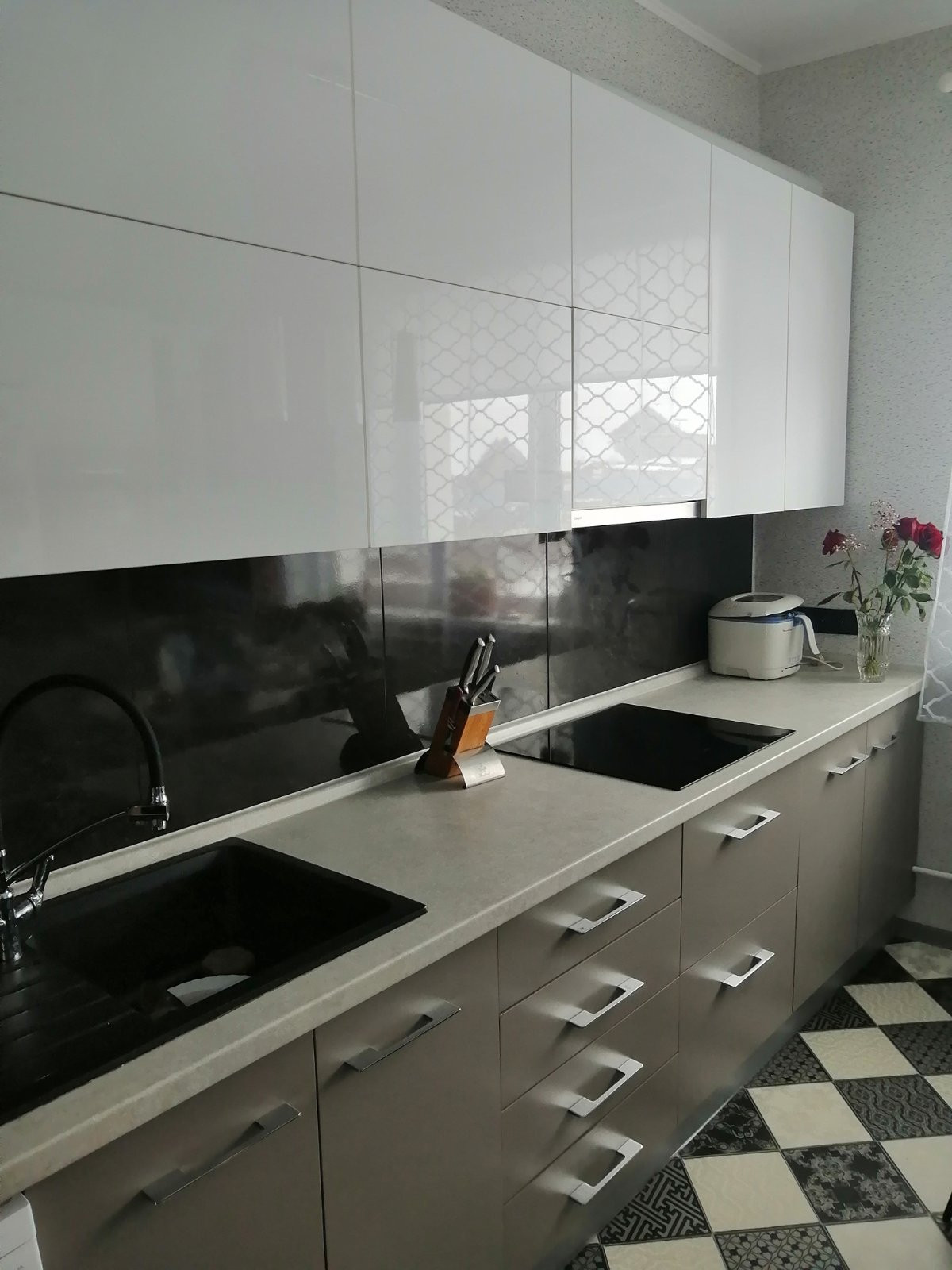 Современная прямая кухня с бело-серыми фасадами - фото - 1