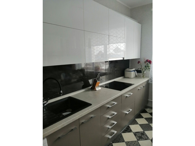 Современная прямая кухня с бело-серыми фасадами - фото - 1