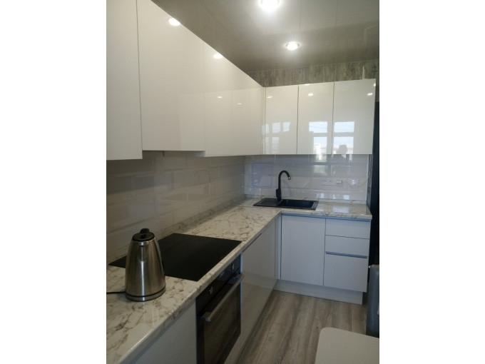 Современный белый кухонный гарнитур с глянцевыми белыми фасадами - фото - 2