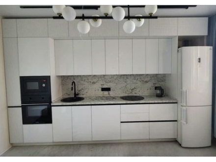 Современная белая кухня до потолка, без ручек - фото - 2