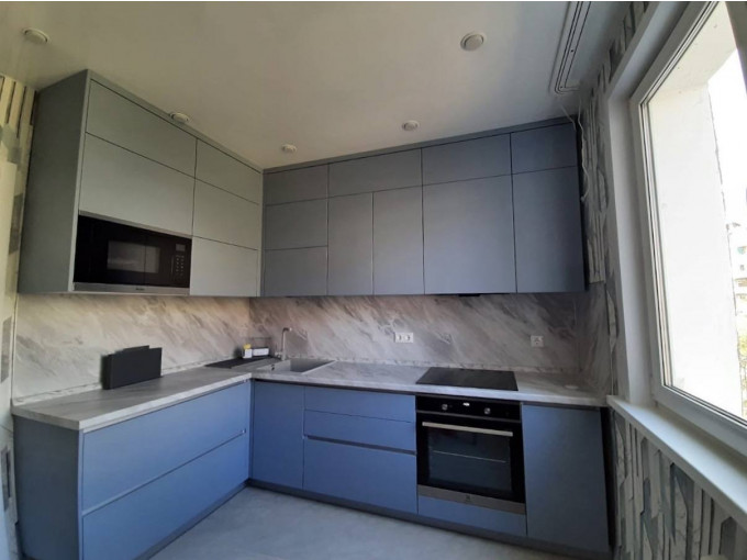 Угловая кухня под потолок с матовыми синим фасадами - фото - 1
