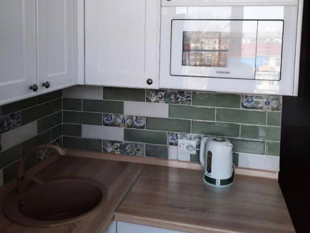 Белая неоклассическая мини-кухня для небольшой квартиры - фото - 5