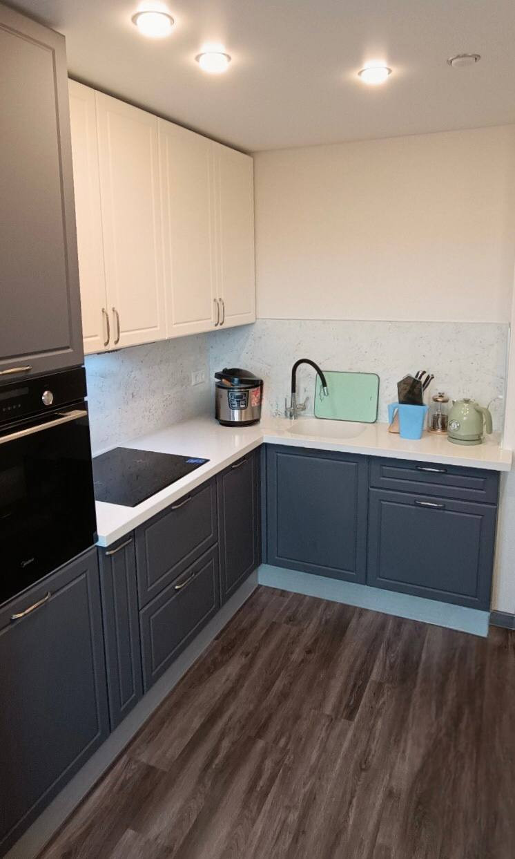 Угловая неоклассическая кухня с серыми рамочными фасадами - фото - 1