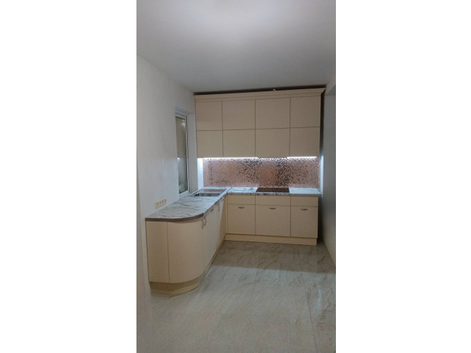 Угловая кухня с навесными шкафами под потолок и мойкой у окна - фото - 2