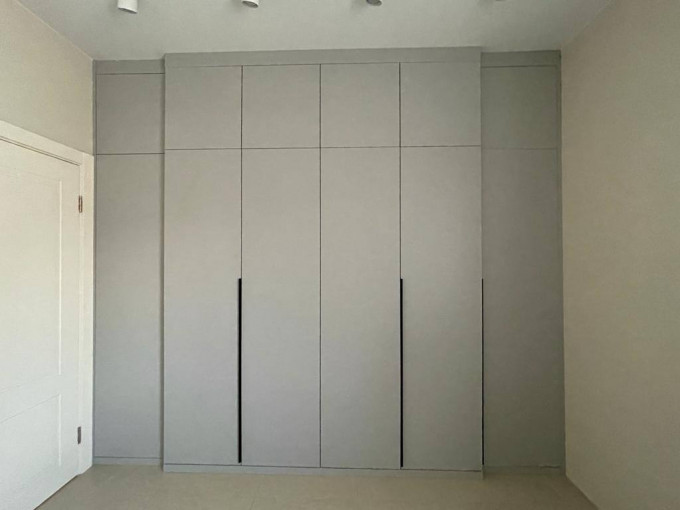 Встроенный серый шкаф во всю стену в современном стиле - фото - 1
