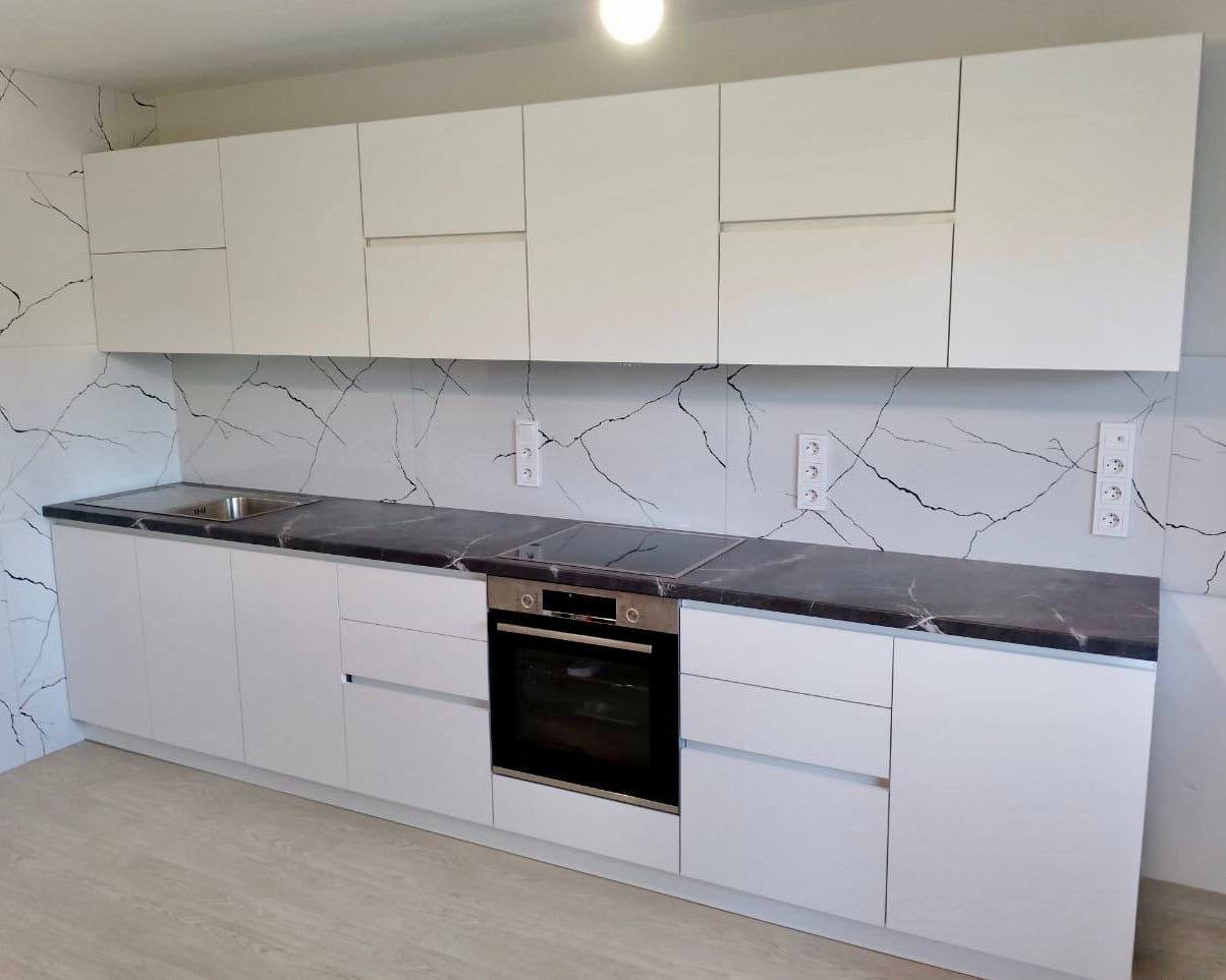 Белая кухонный гарнитур в современном стиле без ручек - фото - 1