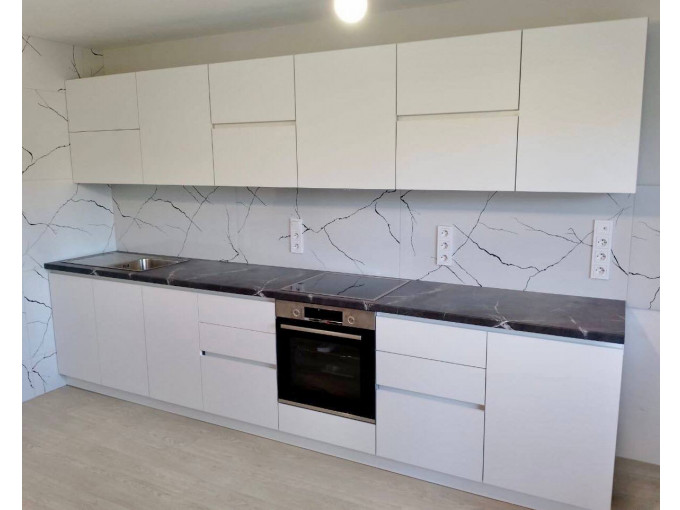 Белая кухонный гарнитур в современном стиле без ручек - фото - 1