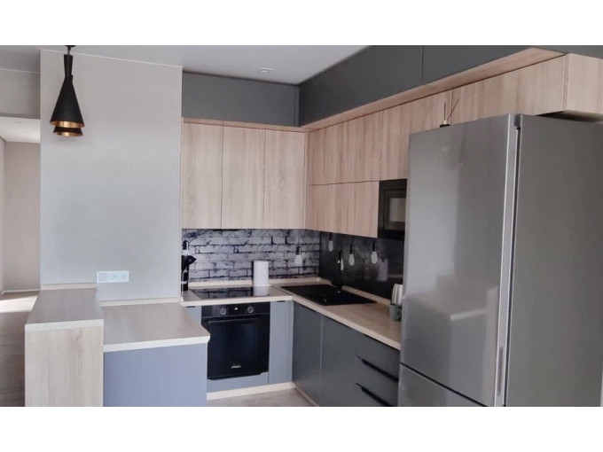 П-образный кухонный гарнитур с разноуровневыми подвесными щкафами - фото - 3