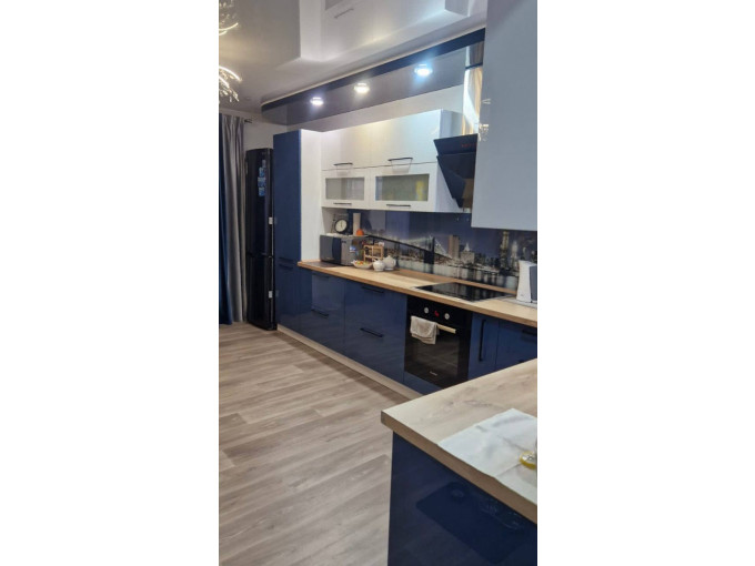 Синяя угловая кухня с глянцевыми фасадами - фото - 4