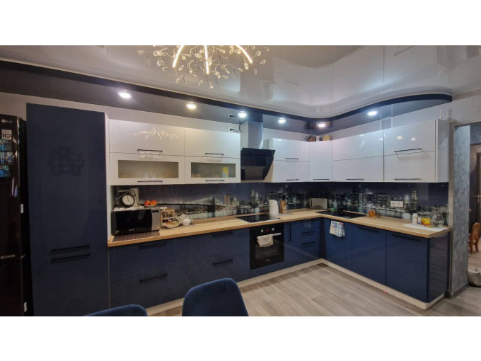 Синяя угловая кухня с глянцевыми фасадами - фото - 6