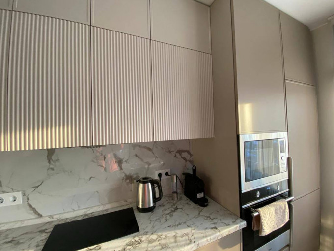 Бежевая современная кухня с рифлёными фасадами - фото - 2