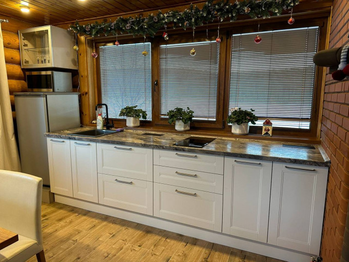 Неоклассическая кухня без верхних шкафов в частный дом - фото - 2