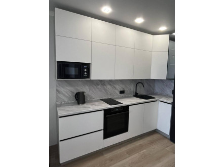 Белая угловая кухня с минималистичными фасадами без ручек - фото - 2
